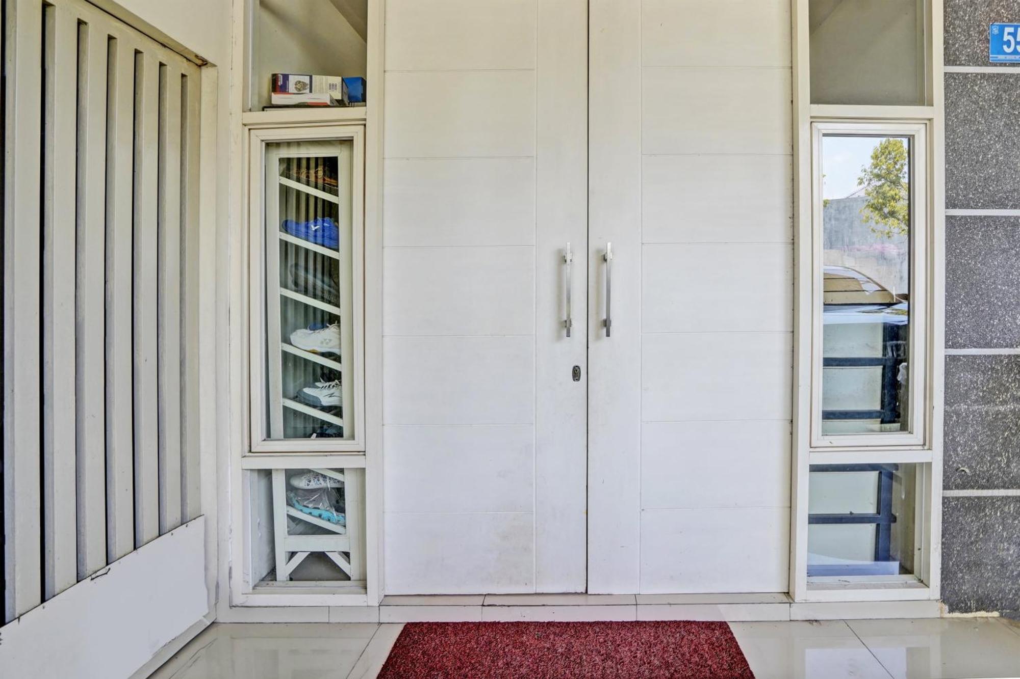 Oyo 93112 Garden Homestay 3 Merlion Surabaya Bagian luar foto